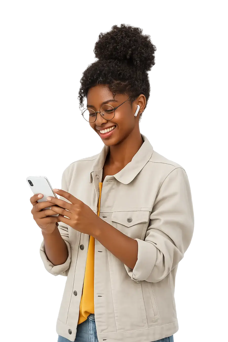 Une jeune femme consulte Tontineo sur son téléphone
